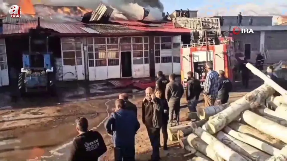 Tatvan’da kereste dükkanında yangın