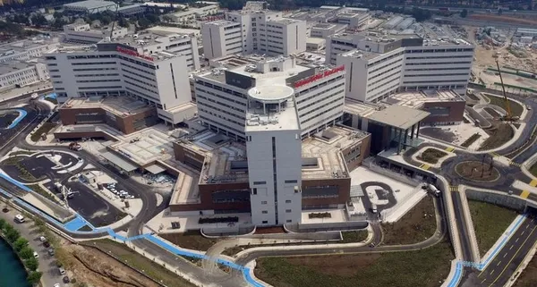 asrin-felaketinde-sismik-izolatorlu-sehir-hastaneleri-dimdik-ayakta-1676353849831.jpg Kahramanmaraş depreminde gözler sismik izolatörlü şehir hastaneleri çevrildi! Dimdik ayakta kalarak şifa dağıtıyorlar - 1