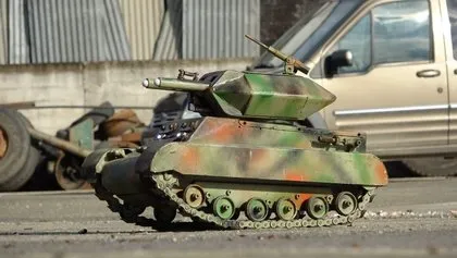 Gerçeğinden tek farkı boyutu! Hurda parçalardan tank yaptı: Bunun ateş etmesi lazım dedim ve...