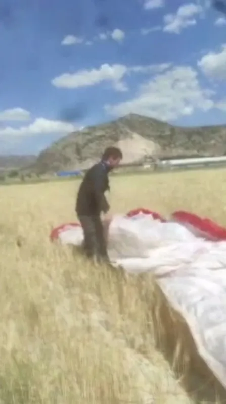 tarlaya-acil-inis-yapti-olanlar-oldu-yamac-parasutcusuyle-ciftcinin-ilginc-diyalogu-1622123022204.jpg