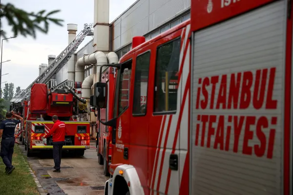 Son dakika: Esenyurt'ta demir fabrikasında yangın paniği - 2