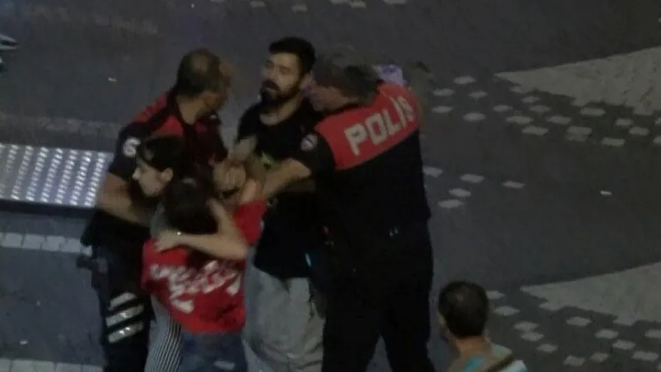 Balıkesir'de hareketli gece! Polis aracını tekmeledi tehditler savurdu