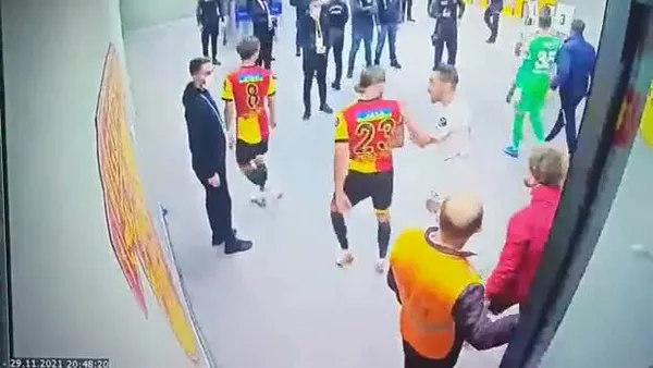 irfan-can-kahvecinin-pfdkya-sevkine-neden-olan-goruntuler-ortaya-cikti-soyunma-odasinda-karmasa-1638370071302.jpg İrfan Can Kahveci'nin PFDK'ya sevkine neden olan görüntüler ortaya çıktı! Soyunma odasında karmaşa - 2