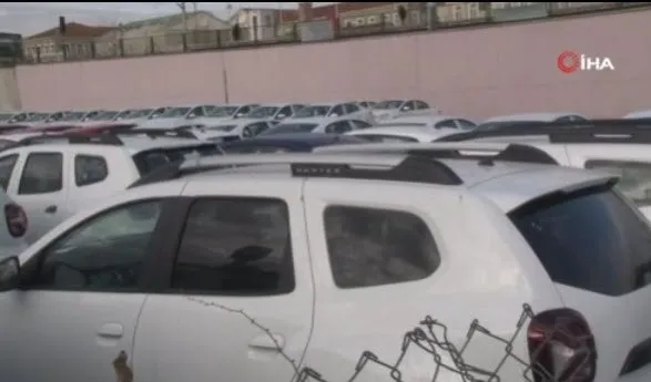 Son dakika: İstanbul’da dikkat çeken görüntü! Zeytinburnu'nda bir otopark dolusu sıfır araç - 2