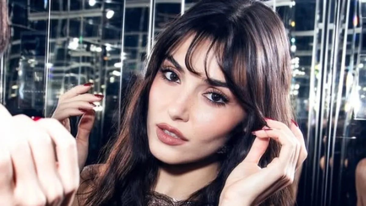 Hande Erçel'in Paris'te giydiği çizmelere eleştiri yağmuru