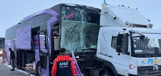 Yolcu otobüsü kamyona çarptı: 9 yaralı