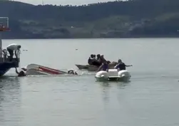 Hazar Gölü'nde panik anları! Deniz bisikleti devrildi