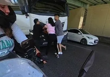 Trafikte tartıştı herkesin gözü önünde kafa attı! Yer: İstanbul
