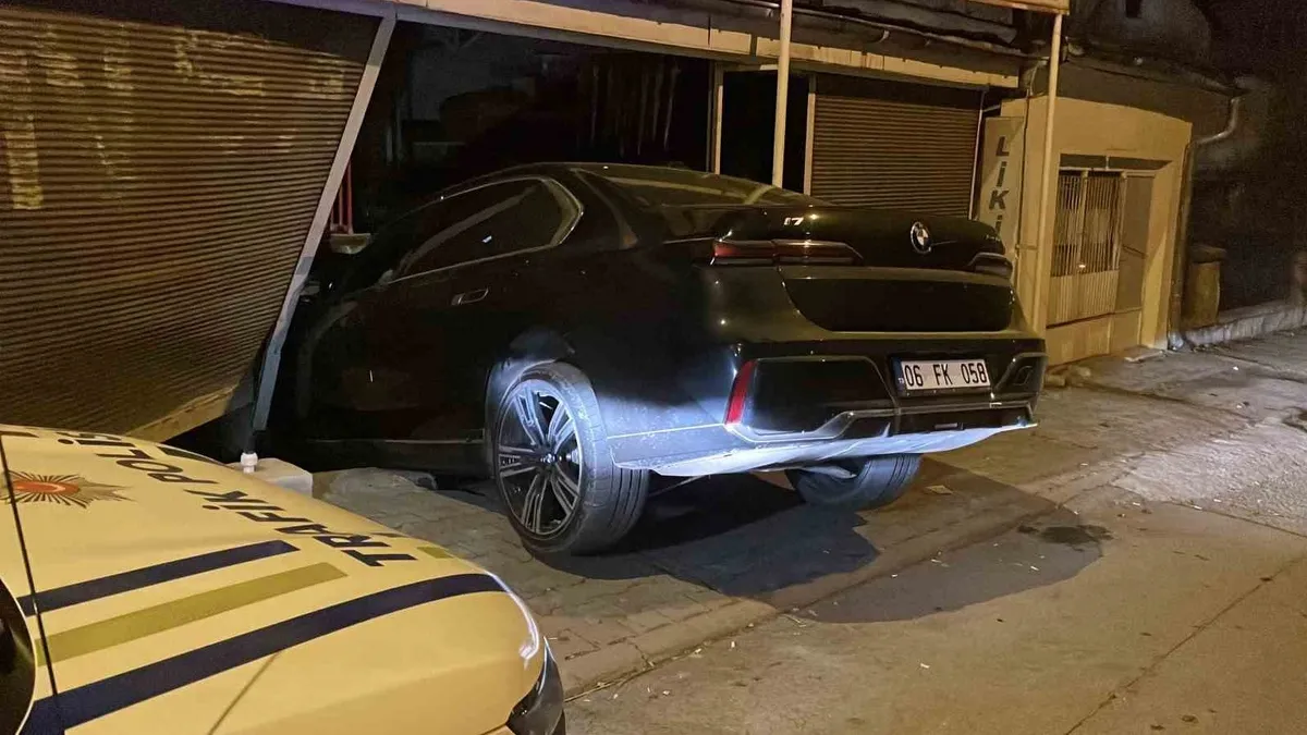 Sivas'ta fren yerine gaza basan sürücü, markete girdi