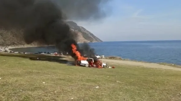 Önünde piknik yaptıkları araç cayır cayır yandı - 1