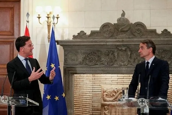 Son dakika: Miçotakis’e sorduğu soru sonrası tehdit alan Hollandalı gazeteci Yunanistan’ı terk etmek zorunda kaldı! Türkiye’den sert tepki