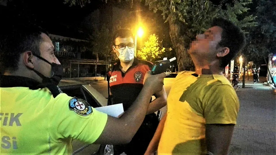 "Dur" ihtarına uymayan alkollü sürücü sabırları taşırdı: Ciğerlerim yetmiyor abi