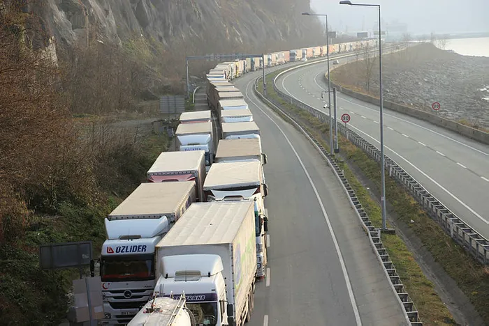 Sarp Sınır Kapısı’nda 12 kilometrelik tır kuyruğu oluştu