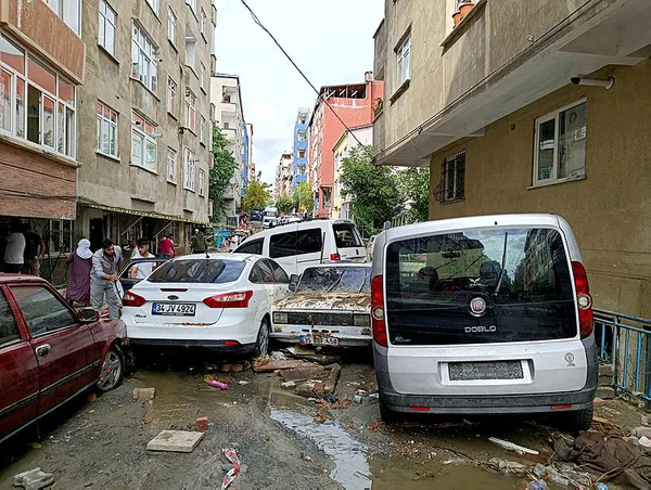 1694097649534.jpg İstanbul'da selin geliş anı kamerada! Saniyeler içinde caddeler böyle suyla doldu... - 4