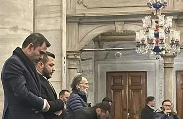 Cumhur İttifakı’nın İBB Başkan Adayı Murat Kurum sabah namazını Eyüpsultan’da kıldı