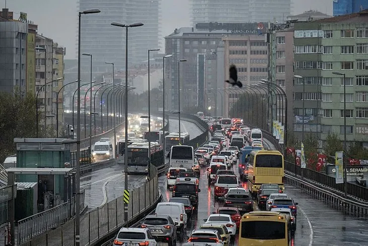 İstanbul’un ulaşım çilesi bitmiyor! Sağanak sonrası trafik kilit: İBB yine sınıfta kaldı...