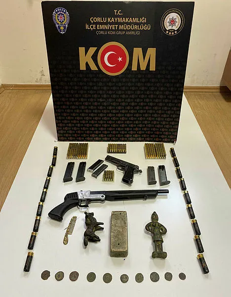 tekirdagda-tarihi-eser-operasyonu-3-gozalti-1637409095542.jpg Tekirdağ’da tarihi eser operasyonu: 3 gözaltı - 2