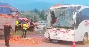 Feci kaza! Yolcu otobüsü kamyona çarptı