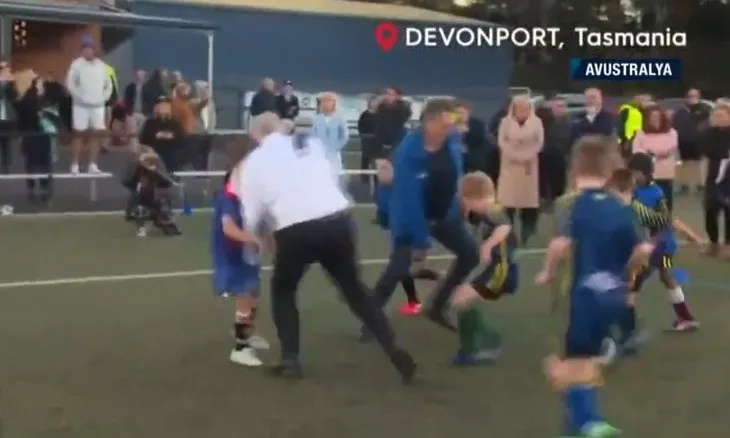 Avustralya Başbakanı Scott Morrison maçta dengesini kaybedip çocuğun üzerine düştü