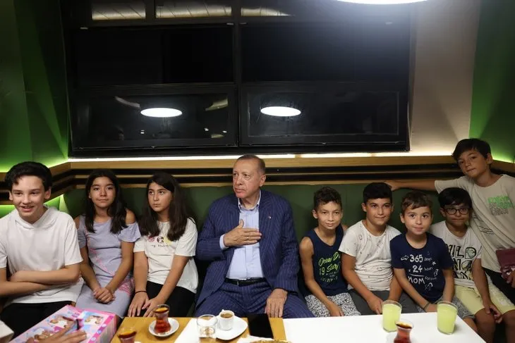 Başkan Erdoğan vatandaşlarla pastanede buluştu! Çocuklarla yakından ilgilendi... İşte o samimi kareler
