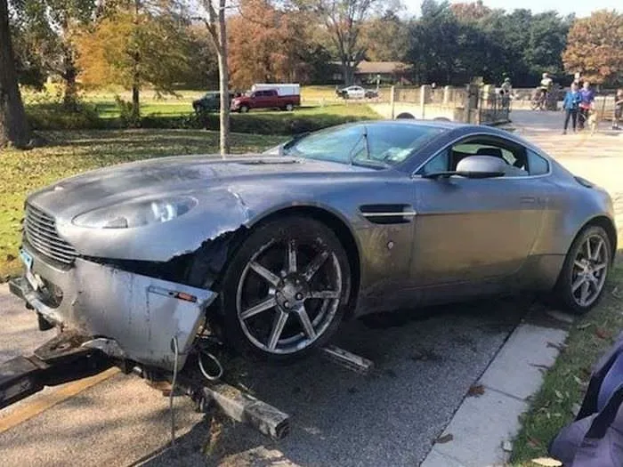 Babalarının Aston Martin’ini parçaladılar!