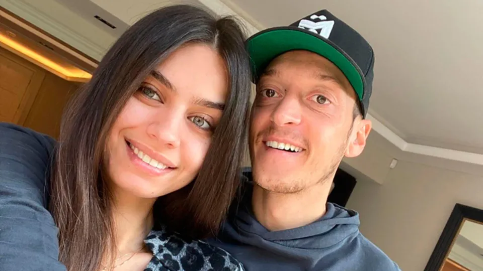 Mesut Özil ve Amine Gülşe Türkiye hazırlıklarına başladı! İşte yeni evleri