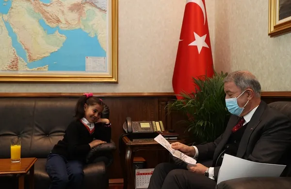 Minik Hira Milli Savunma Bakanı Hulusi Akar'ı ziyaret etti - 4