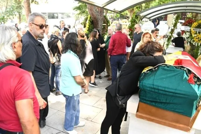 Enis Fosforoğlu’nun cenazesinde fotoğraf çektiren Selen Görgüzel eleştirilere ateş püskürdü