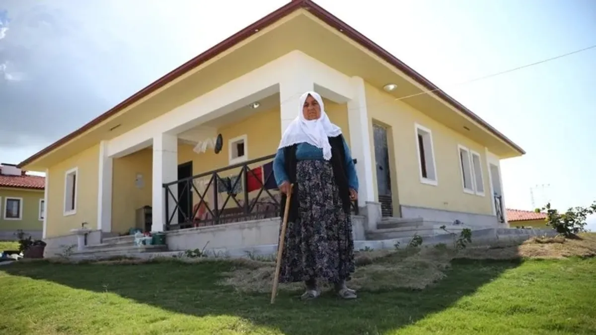 Devlet milletini böyle ayağa kaldırdı! 80 yaşındaki Naime Yiğit'ten Başkan Erdoğan'a teşekkür: Beni saraya yerleştirdi