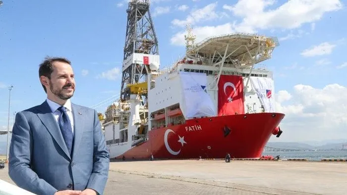 enerji-satrancinda-kilit-ulke-turkiye-avrupanin-imdadina-turk-harmani-yetisecek-1735880607561.jpeg Berat Albayrak Türkiye'nin enerji filosunun ilk sondaj gemisi Fatih (AA)