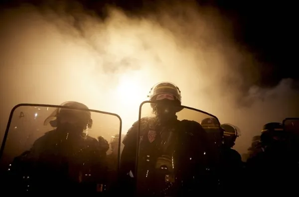 Fransa’da polis şiddeti nedeniyle sokaklar yangın yeri: Protestocular Macron’un istifasını istiyor
