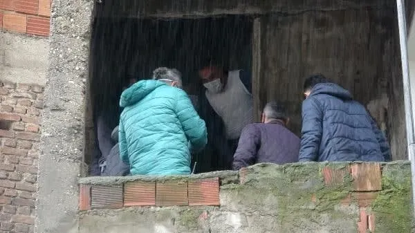 Son dakika | Bursa'da hareketli anlar! Testere ile kendini eve kilitledi - 3