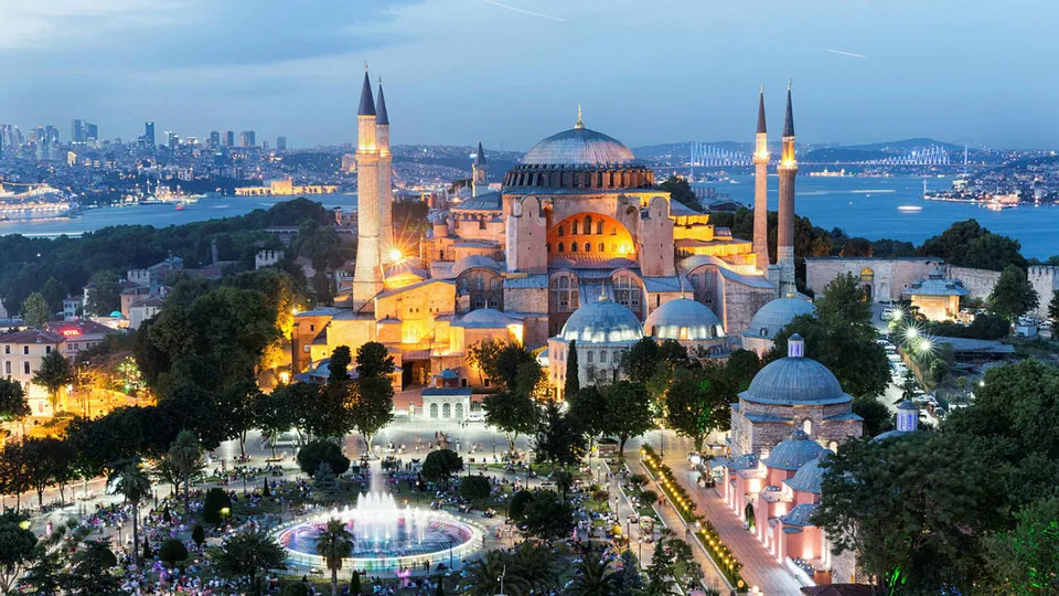 Ayasofya Camii'nden ilk iftar için ezan okundu