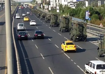 E-5'te görenleri şaşırtan askeri konvoy