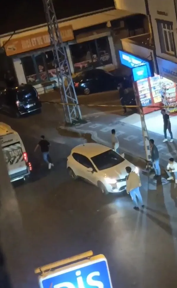 esenyurtta-yol-kavgasinda-mermiler-konustu-iki-kisi-boyle-vuruldu-1662621780058.jpg Esenyurt’ta yol kavgasında mermiler konuştu! İki kişi böyle vuruldu - 3