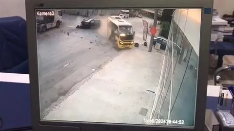 bayrama-arefesinde-katliam-gibi-kaza-yolcu-minibusu-ile-otomobil-carpisti-cok-sayida-yarali-var-1718491322691.jpeg Bayrama arefesinde katliam gibi kaza! Yolcu minibüsü ile otomobil çarpıştı: Çok sayıda yaralı var - 3