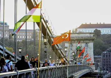 Macaristan Türk bayraklarıyla süslendi!