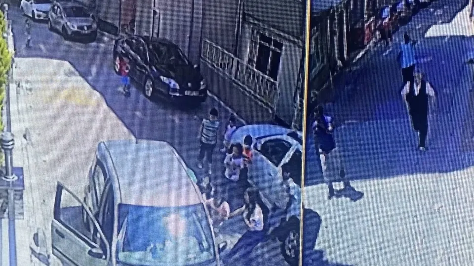 Küçük kızın bacakları arabanın altında kaldı! Korku dolu anlar kamerada