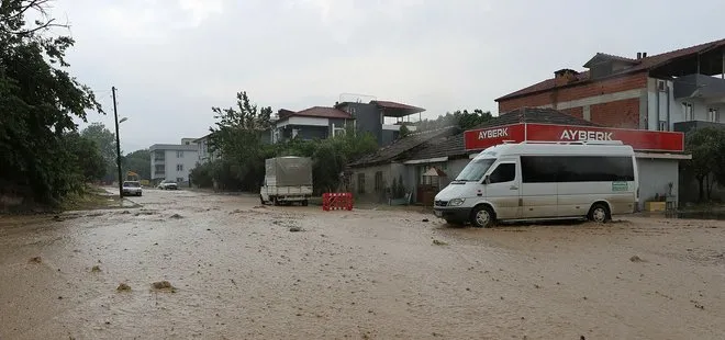 Denizli’de şiddetli yağış: Ev ve iş yerlerini su bastı