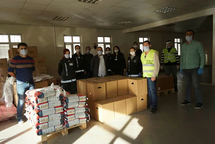 Bursa’da sağlık çalışanları ihtiyaç sahibi ailelere yardım eli uzattı