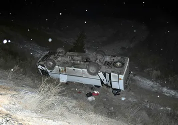 Deprem bölgesinden dönen ekibin midibüsü devrildi: 13 yaralı