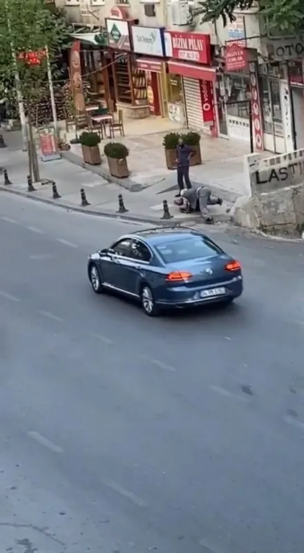 1629711594836.jpg Yol ortasında birbirlerine girdiler! Yaşlı vatandaşların kavgası kamerada - 2