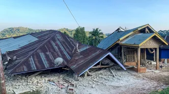 Endonezya'da 7,7 büyüklüğündeki deprem yıkım getirdi: Binalar çöktü, 20 kişi hayatını kaybetti, bölgede büyük panik yaşandı