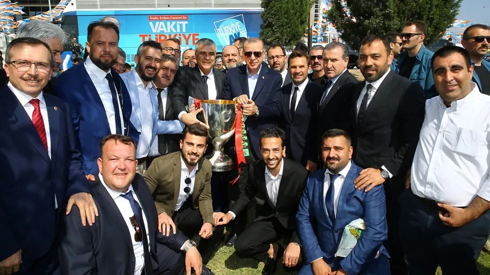 Cumhurbaşkanı Erdoğan, Manisa'da Akhisar Belediyespor oyuncuları tarafından karşılandı