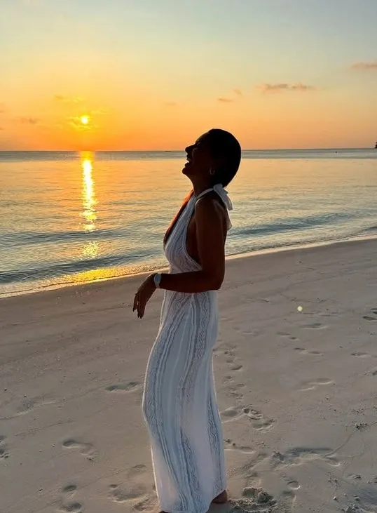 hadise-solugu-maldivlerde-aldi-pes-pese-paylasti-1748081201293.jpg Kaynak: Instagram