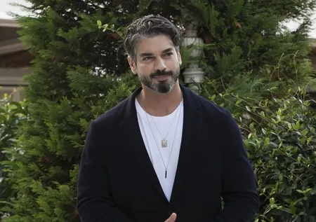 Karadut'un Tayfun'u Şükrü Özyıldız'ın sevgilisi bakın kim çıktı! Güzellik desen var...