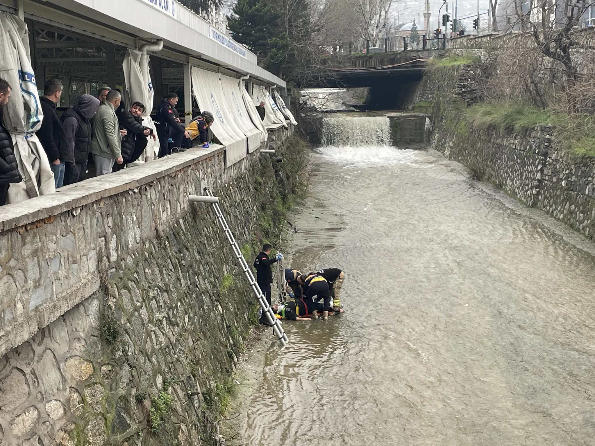 Bursa'da dereye düşen kişi ağır yaralandı