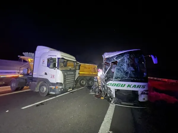 anadolu-otoyolunda-tir-ile-yolcu-otobusu-carpisti-cok-sayida-yarali-var-1688680508410.jpg Anadolu Otoyolu'nda TIR ile yolcu otobüsü çarpıştı: Çok sayıda yaralı var - 3