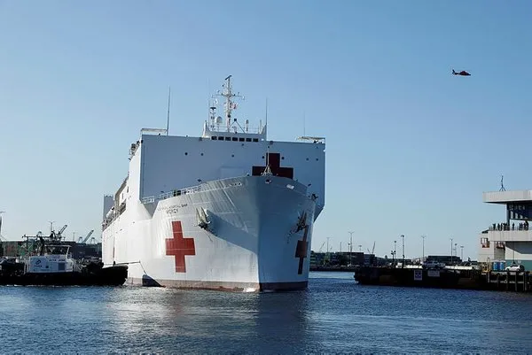 Trump arkasına alıp konuşmuştu! New York’a gönderilen USNS Comfort mürettebatında corona virüs çıktı