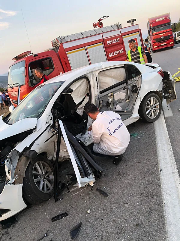 1726293297072.jpg Sinop'ta iki otomobil kafa kafaya çarpıştı: 3 ölü 4 yaralı - 1